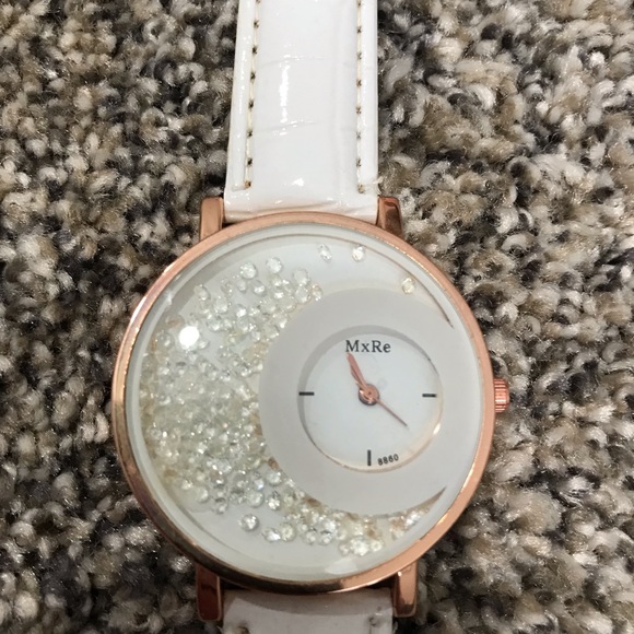 5 For $20 🥳 Women’s watch - Picture 2 of 4